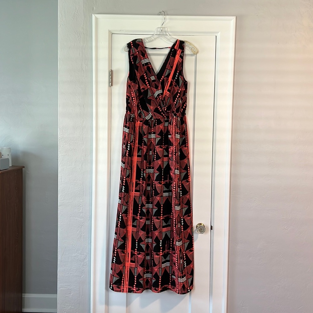 Worn a few times. Long flowy dress. Bright colors. Great for summer or vaca.